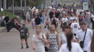 KYIV, UKRAINE - 18 AĞUSTOS 2024: Bir şehir caddesindeki kalabalık, yavaş çekim.