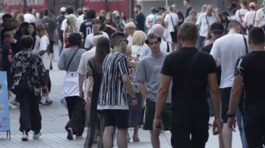 KYIV, UKRAINE - 18 AĞUSTOS 2024: Bir şehir caddesindeki kalabalık, yavaş çekim.