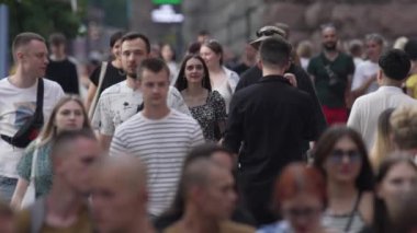 KYIV, UKRAINE - 18 AĞUSTOS 2024: Bir şehir caddesindeki kalabalık, yavaş çekim.