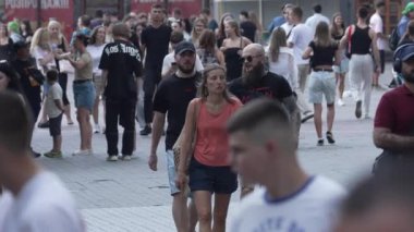 KYIV, UKRAINE - 18 AĞUSTOS 2024: Bir şehir caddesindeki kalabalık, yavaş çekim.