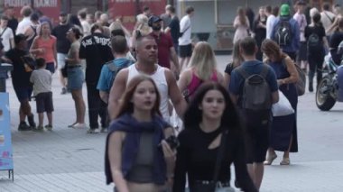 KYIV, UKRAINE - 18 AĞUSTOS 2024: Bir şehir caddesindeki kalabalık, yavaş çekim.