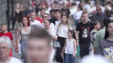 KYIV, UKRAINE - 18 AĞUSTOS 2024: Bir şehir caddesindeki kalabalık, yavaş çekim.