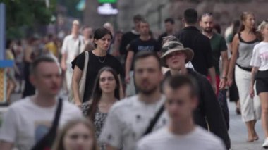 KYIV, UKRAINE - 18 AĞUSTOS 2024: Bir şehir caddesindeki kalabalık, yavaş çekim.