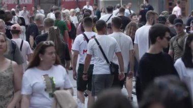KYIV, UKRAINE - 18 AĞUSTOS 2024: Bir şehir caddesindeki kalabalık, yavaş çekim.