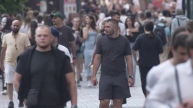 KYIV, UKRAINE - 18 AĞUSTOS 2024: Bir şehir caddesindeki kalabalık, yavaş çekim.