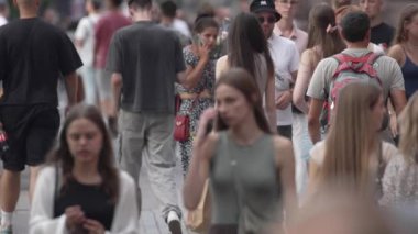 KYIV, UKRAINE - 18 AĞUSTOS 2024: Bir şehir caddesindeki kalabalık, yavaş çekim.