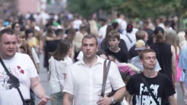 KYIV, UKRAINE - 18 AĞUSTOS 2024: Bir şehir caddesindeki kalabalık, yavaş çekim.