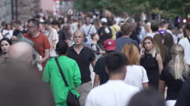 KYIV, UKRAINE - 18 AĞUSTOS 2024: Bir şehir caddesindeki kalabalık, yavaş çekim.
