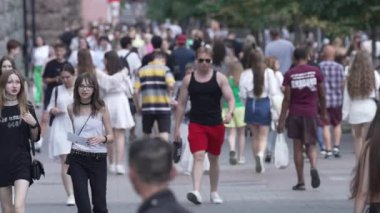 KYIV, UKRAINE - 18 AĞUSTOS 2024: Bir şehir caddesindeki kalabalık, yavaş çekim.