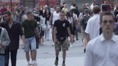 KYIV, UKRAINE - 18 AĞUSTOS 2024: Bir şehir caddesindeki kalabalık, yavaş çekim.