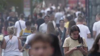 KYIV, UKRAINE - 18 AĞUSTOS 2024: Bir şehir caddesindeki kalabalık, yavaş çekim.