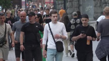 KYIV, UKRAINE - 18 AĞUSTOS 2024: Bir şehir caddesindeki kalabalık, yavaş çekim.