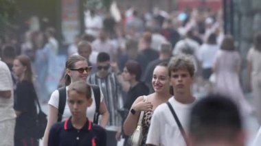 KYIV, UKRAINE - 18 AĞUSTOS 2024: Bir şehir caddesindeki kalabalık, yavaş çekim.
