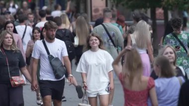KYIV, UKRAINE - 18 AĞUSTOS 2024: Bir şehir caddesindeki kalabalık, yavaş çekim.