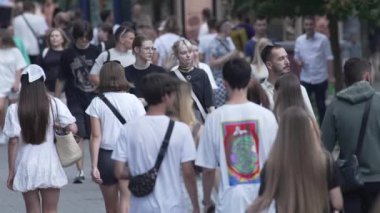 KYIV, UKRAINE - 18 AĞUSTOS 2024: Bir şehir caddesindeki kalabalık, yavaş çekim.