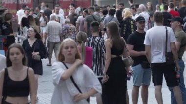 KYIV, UKRAINE - 18 AĞUSTOS 2024: Bir şehir caddesindeki kalabalık, yavaş çekim.