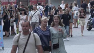 KYIV, UKRAINE - 18 AĞUSTOS 2024: Bir şehir caddesindeki kalabalık, yavaş çekim.