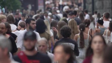 KYIV, UKRAINE 18 AĞUSTOS 2024: Bir şehir caddesindeki kalabalık, yavaş çekim
