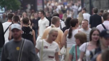 KYIV, UKRAINE 18 AĞUSTOS 2024: Bir şehir caddesindeki kalabalık, yavaş çekim