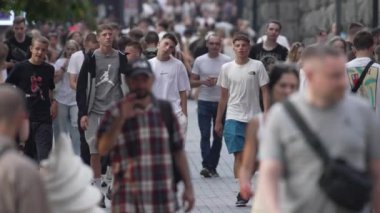 KYIV, UKRAINE 18 AĞUSTOS 2024: Bir şehir caddesindeki kalabalık, yavaş çekim