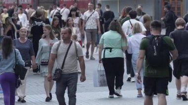 KYIV, UKRAINE 18 AĞUSTOS 2024: Bir şehir caddesindeki kalabalık, yavaş çekim