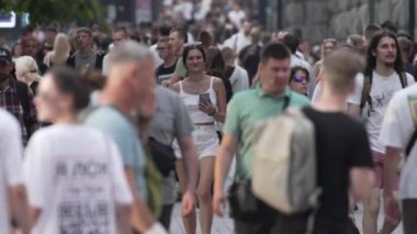 KYIV, UKRAINE 18 AĞUSTOS 2024: Bir şehir caddesindeki kalabalık, yavaş çekim