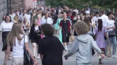 KYIV, UKRAINE 18 AĞUSTOS 2024: Bir şehir caddesindeki kalabalık, yavaş çekim