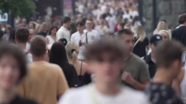 KYIV, UKRAINE 18 AĞUSTOS 2024: Bir şehir caddesindeki kalabalık, yavaş çekim