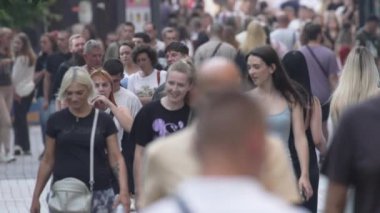 KYIV, UKRAINE 18 AĞUSTOS 2024: Bir şehir caddesindeki kalabalık, yavaş çekim
