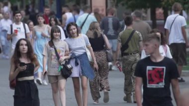 KYIV, UKRAINE 18 AĞUSTOS 2024: Bir şehir caddesindeki kalabalık, yavaş çekim