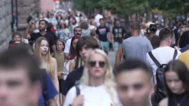 KYIV, UKRAINE 18 AĞUSTOS 2024: Bir şehir caddesindeki kalabalık, yavaş çekim