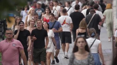 KYIV, UKRAINE 18 AĞUSTOS 2024: Bir şehir caddesindeki kalabalık, yavaş çekim