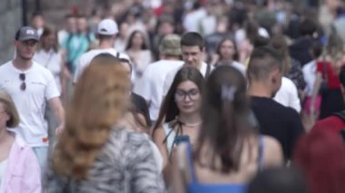 KYIV, UKRAINE 18 AĞUSTOS 2024: Bir şehir caddesindeki kalabalık, yavaş çekim