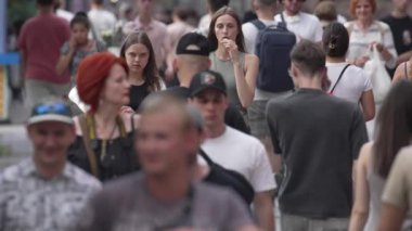 KYIV, UKRAINE 18 AĞUSTOS 2024: Bir şehir caddesindeki kalabalık, yavaş çekim