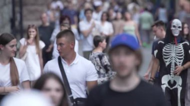 KYIV, UKRAINE 18 AĞUSTOS 2024: Bir şehir caddesindeki kalabalık, yavaş çekim