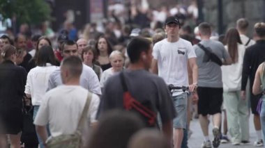 KYIV, UKRAINE 18 AĞUSTOS 2024: Bir şehir caddesindeki kalabalık, yavaş çekim