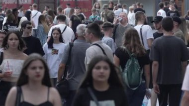 KYIV, UKRAINE 18 AĞUSTOS 2024: Bir şehir caddesindeki kalabalık, yavaş çekim