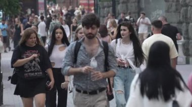 KYIV, UKRAINE 18 AĞUSTOS 2024: Bir şehir caddesindeki kalabalık, yavaş çekim