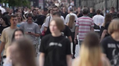 KYIV, UKRAINE 18 AĞUSTOS 2024: Bir şehir caddesindeki kalabalık, yavaş çekim