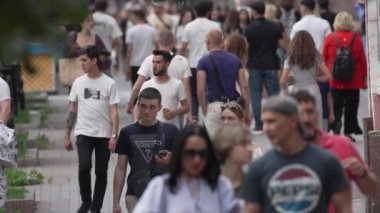 KYIV, UKRAINE 18 AĞUSTOS 2024: Bir şehir caddesindeki kalabalık, yavaş çekim