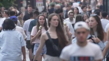 KYIV, UKRAINE 18 AĞUSTOS 2024: Bir şehir caddesindeki kalabalık, yavaş çekim