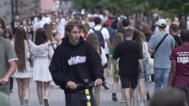 KYIV, UKRAINE 18 AĞUSTOS 2024: Bir şehir caddesindeki kalabalık, yavaş çekim