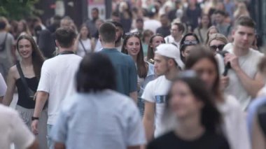 KYIV, UKRAINE 18 AĞUSTOS 2024: Bir şehir caddesindeki kalabalık, yavaş çekim