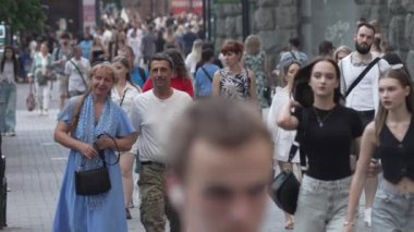 KYIV, UKRAINE 18 AĞUSTOS 2024: Bir şehir caddesindeki kalabalık, yavaş çekim