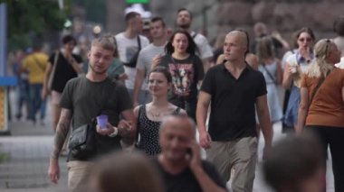 KYIV, UKRAINE 18 AĞUSTOS 2024: Bir şehir caddesindeki kalabalık, yavaş çekim