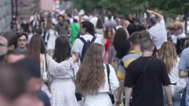 KYIV, UKRAINE 18 AĞUSTOS 2024: Bir şehir caddesindeki kalabalık, yavaş çekim
