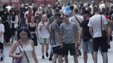 KYIV, UKRAINE 18 AĞUSTOS 2024: Bir şehir caddesindeki kalabalık, yavaş çekim