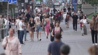 KYIV, UKRAINE SEPTEMBER 1, 2024: Şehrin merkez caddesindeki insanların dikey videosu - Khreshchatyk, yavaş çekim.