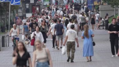 KYIV, UKRAINE SEPTEMBER 1, 2024: Şehrin merkez caddesindeki insanların dikey videosu - Khreshchatyk, yavaş çekim.