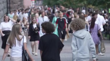 KYIV, UKRAINE SEPTEMBER 1, 2024: Şehrin merkez caddesindeki insanların dikey videosu - Khreshchatyk, yavaş çekim.